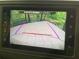【バックカメラ】駐車時に後方がリアルタイム映像で確認できます。大型商業施設や立体駐車場での駐車時や、夜間のバック時に大活躍!運転スキルに関わらず、今や必須となった装備のひとつです!