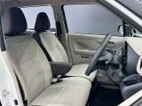 窮屈を感じさせない運転席周りになっています!