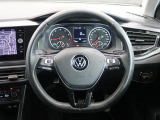 Volkswagen全車共通の上質な本革を使用した手触りのしっとりとしたステアリングです。唯一素肌が触れるハンドルは上位モデルと同じ握り心地になっております。