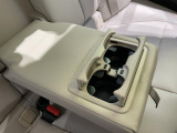 後席は足元もうまくスペースを作り、座りやすく広く感じて頂ける設計となっております。