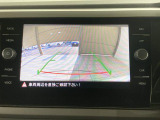 ギアをリバースに入れると車両後方の映像を映し出します。画面にはガイドラインが表示され、車庫入れや縦列駐車などの際に安全確認をサポートします。
