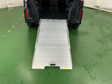 スロープにより車いすのままで乗り降りできます。車いすをご利用の方の移動をサポートするとともに、介護する方の負担を軽減します。