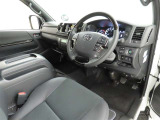 シンプルで使いやすいデザインの運転席です。