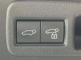 【パワーバックドア】スマートキーや運転席のボタンを押すだけでリアゲートが自動で開閉します!荷物を持っている時や、高い位置にあるバックドアを閉める際に便利な機能です♪