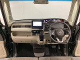 車内は光触媒抗菌消臭施工済です。インパネ周りはスタイリッシュなデザインで機能や装備も充実しています。グローブボックスやカップホルダーのほかにトレーなどたくさんの収納スペースが付いています。