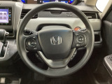 ハンドルにHondaセンシング系のクルーズコントロールやレーンキープアシストなどのスイッチと、オーディオの操作スイッチが装備されています。ハンドルから手を離さず安全に操作できます。