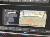 ギアをリバースに入れると車両後方の映像を映し出します。画面にはガイドラインが表示され、車庫入れや縦列駐車などの際に安全確認をサポートします。