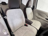 ゆったりと座れる運転席シートですのでストレスなく運転が出来ますよ!