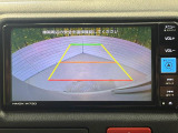 【バックカメラ】駐車時に後方がリアルタイム映像で確認できます。大型商業施設や立体駐車場での駐車時や、夜間のバック時に大活躍!運転スキルに関わらず、今や必須となった装備のひとつです!