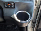 運転席のドリンクホルダーです。