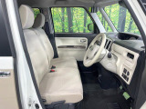 運転席まわりには十分なスペースがあり、大柄な方でもゆったり運転していただける環境です。