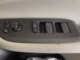 運転席のスイッチで全てのウィンドウの開閉操作を行うことができます。ロックボタンをONにしておくと、運転席以外のウィンドウは作動しないのでお子様を乗せているときなども安心ですね♪
