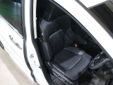 程よい硬さとホールド性が高いシートで長時間運転も快適です。