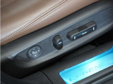◆運転席8ウェイパワーシート+運転席4ウェイ電動ランバーサポート◆シートポジションの調節が電動でできます。腰部をしっかりと受け止めるランバーサポートも装備!長時間のドライブでも疲れにくい姿勢をキープ。