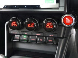 乗る人それぞれの体調や温感の違いに合わせて、運転席・助手席で別々の温度調整が可能です♪乗員への配慮も忘れていない機能のひとつです!!