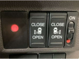 【両側パワースライドドア】両側がパワースライドドアになっており、運転席のスイッチやスマートキーでも開閉が可能です!開口部も広いので乗り降りも楽々♪