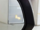 【BSM(ブラインドスポットモニター)】・・・隣の車線を走る車両をレーダーで感知。車両を感知するとドアミラーに搭載されたLEDインジケーターが点灯。