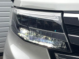 【LEDヘッドライト】悪天候や夜間走行時も良好な視界を確保し安心して運転できる高輝度LEDヘッドライトを装備!点灯速度が早く、消費電力も抑えられています。