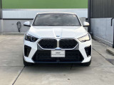 【BMWの伝統】BMWの特徴的な&ldquo;キドニーグリル&rdquo;は、80年以上続く伝統の形でございます。変わらないこだわりのデザインが、プレミアムブランド&ldquo;BMW&rdquo;を創り出します。