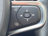 【ステアリングスイッチ】運転中、前方から目線をそらさずにオーディオ等の操作ができるよう、適切に配置されたスイッチ類。安心&快適なドライブを演出してくれる便利な機能です。