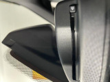 自動防眩機能を備えたルームミラー。ETC車載器を搭載しておりスタイリッシュかつ機能性を兼ね備えております。