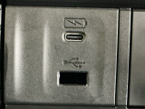 (Type-C〈3A〉)USBチャージャー搭載。スマートフォンなどの充電にとっても便利です