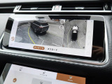 【3Dサラウンドカメラ】周囲の安全確認をアシストする機能です。3D車外ビュー、360&deg;オーバーヘッドビューを 利用して、狭いスペースでも安心、スムーズに運転操作ができます。