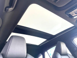 【パノラマルーフ】大型のガラスルーフ搭載で車内の解放感が一気にアップ!開放的なドライブをお楽しみいただけます。
