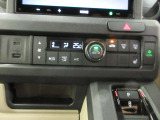 AUTOエアコンでいつでも快適な温度に!さらに運転席にはシートヒーターも付いてます。