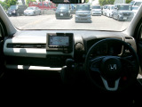 大きなフロントガラスで広々とした視界の運転席まわりです。