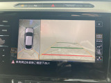 ギアをリバースに入れると車両後方の映像を映し出します。画面にはガイドラインが表示され、車庫入れや縦列駐車などの際に安全確認をサポートします。