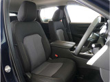 【清潔感のある運転席&助手席】隅々までクリーニングの行き届いた運転席&助手席。目立ったシミや汚れ等もございません。快適なドライブをどうぞ。
