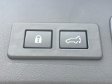 【パワーバックドア】スマートキーや運転席のボタンを押すだけでリアゲートが自動で開閉します!荷物を持っている時や、高い位置にあるバックドアを閉める際に便利な機能です♪