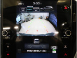後方映像を11.6インチディスプレイに表示し、ステアリング連動ガイドラインが駐車をサポート。さらに後退時はリヤ4センサーが障害物を検知し、必要に応じてブレーキが作動します。