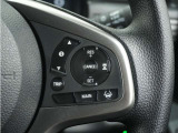 ◆アダプティブクルーズコントロール◆予め設定した車速内でクルマが自動的に加減速。前走車との適切な車間距離を維持しながら追従走行します。【LKAS】車線維持支援システムでステアリング操作を支援。