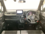 【前方視界】開放的な前方視界!運転がしやすく疲れにくいです♪窓が大きく、見通しがとっても良いおクルマですよ♪