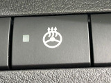 【ステアリングヒーター】冬場に冷たくなりやすい革巻きステアリングを、スイッチ一つで素早く適温に!エアコンよりも早く温まってくれるので、寒い日の運転も快適になりますね♪