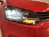●LEDヘッドライト● 高い視認性と消費電力の少なさ、長寿命を実現させた世代ヘッドライト。特徴的なアイラインはキャラクターを強く演出します。