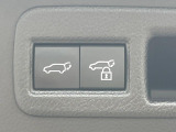 【パワーバックドア】スマートキーや運転席のボタンを押すだけでリアゲートが自動で開閉します!荷物を持っている時や、高い位置にあるバックドアを閉める際に便利な機能です♪