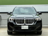【BMWの伝統】BMWの特徴的な&ldquo;キドニーグリル&rdquo;は、80年以上続く伝統の形でございます。変わらないこだわりのデザインが、プレミアムブランド&ldquo;BMW&rdquo;を創り出します。