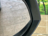 【ブラインドスポットモニター】走行中、ドアミラーの死角になりやすい箇所に後続車が接近するとサイドミラーのレンズに警告を表示!ドライバーに注意喚起をしてくれます。