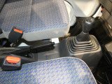 【運転が楽しい5速マニュアル】エンジンの力を無駄なく引き出せるマニュアル車です。重い荷物を積んだ際や急な坂道でも、力強い走りでしっかりと前に進みます。