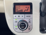 【オートエアコン】一度お好みの温度に設定すれば、車内の温度を検知し風量や温度を自動で調整。暑い&hellip;寒い&hellip;と何度もスイッチ操作をする必要はありません。快適な車内空間には必須の機能ですね♪