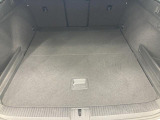 ●すっきりとした見た目のスクエア形状のラゲッジスペースです。また荷物が多い時、急なお買いものの際にもリヤシートを倒していただくことにより十分なスペースを確保できます。