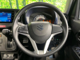 インテリアに合わせたデザインのステアリングは、運転される方のことも考え、運転しやすい形状、大きさです。是非一度、実際に触ってお確かめください。