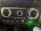 【オートエアコン】一度お好みの温度に設定すれば、車内の温度を検知し風量や温度を自動で調整。暑い&hellip;寒い&hellip;と何度もスイッチ操作をする必要はありません。快適な車内空間には必須の機能ですね♪