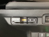 ハンドルの右下にETC2.0がついています。高速道路の料金所の通過も楽々です!。 カードの取り出しもしやすい場所についています。