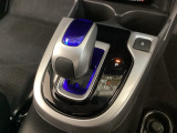 ハイブリッド専用セレクトレバーです。シフトチェンジを電子信号で送信するセレクトレバーを採用していますので、軽快でスマートな操作を楽しめます。