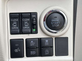 両側電動スライドドア ワンタッチでスライドドアの開閉が可能です!もちろんキーからの操作も可能♪お子様を抱いているとき両手いっぱいの荷物時などでもピッと開いてくれる便利な機能です!
