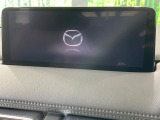 【10.25インチマツダコネクト】車内の雰囲気にマッチした大型ディスプレイ。スマホ接続でのナビ使用やBluetooth再生等、様々な機能が楽しめます。直感的なダイヤル操作が可能で、使い勝手も良好です。